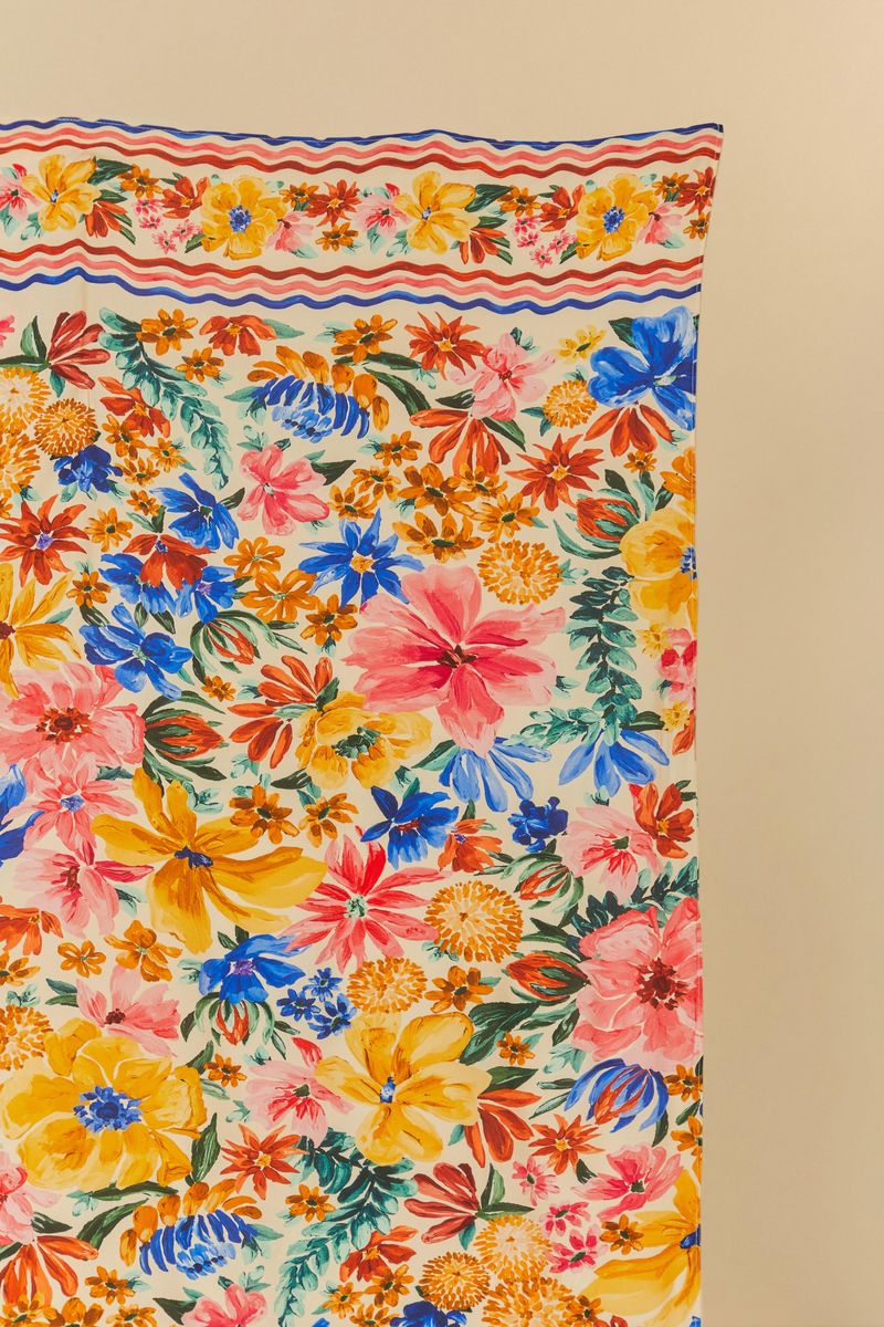 Detalle-del-estampado-floral-del-pareo-mostrando-los-colores-vibrantes-y-los-elementos-florales.