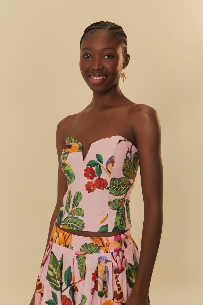 Top-estampado-tropical-sin-tirantes-con-escote-corazon-vista-frontal.