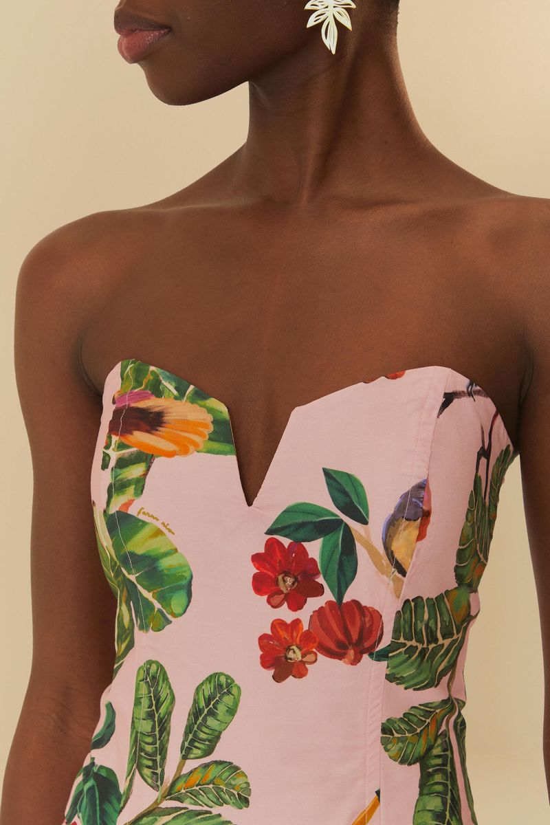 Detalle-del-escote-corazon-del-top-estampado-tropical.