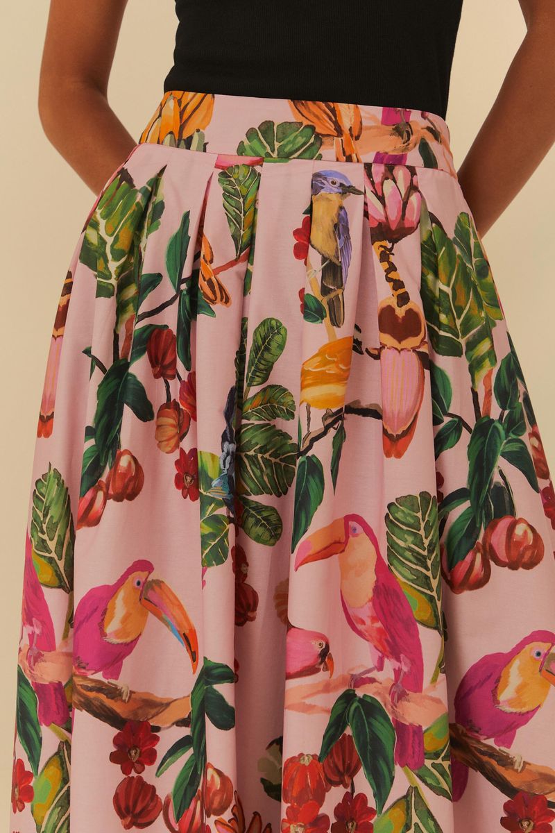 Primer plano del estampado tropical de la falda larga, mostrando flores y pájaros.