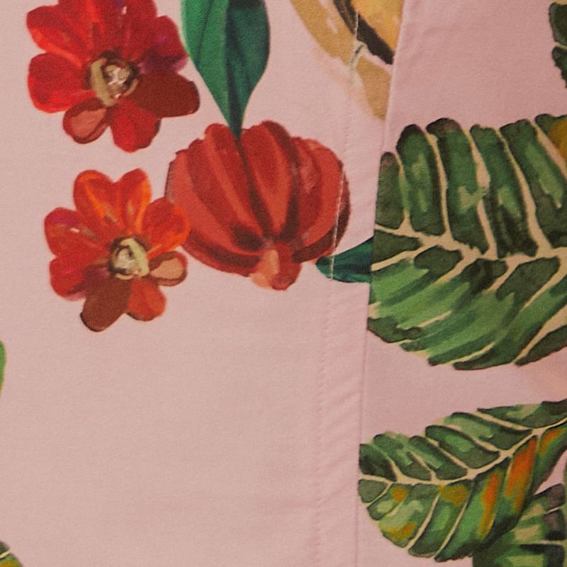 Detalle-de-la-estampado-tropical-del-top-con-flores-y-follaje.