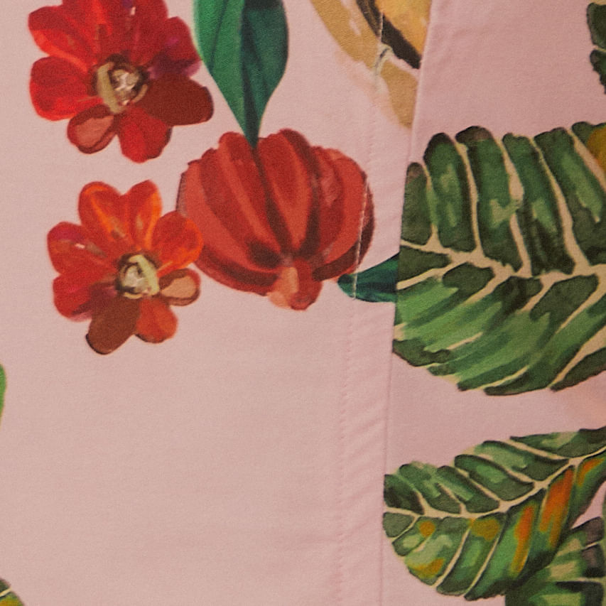 Detalle-de-la-estampado-tropical-del-top-con-flores-y-follaje.