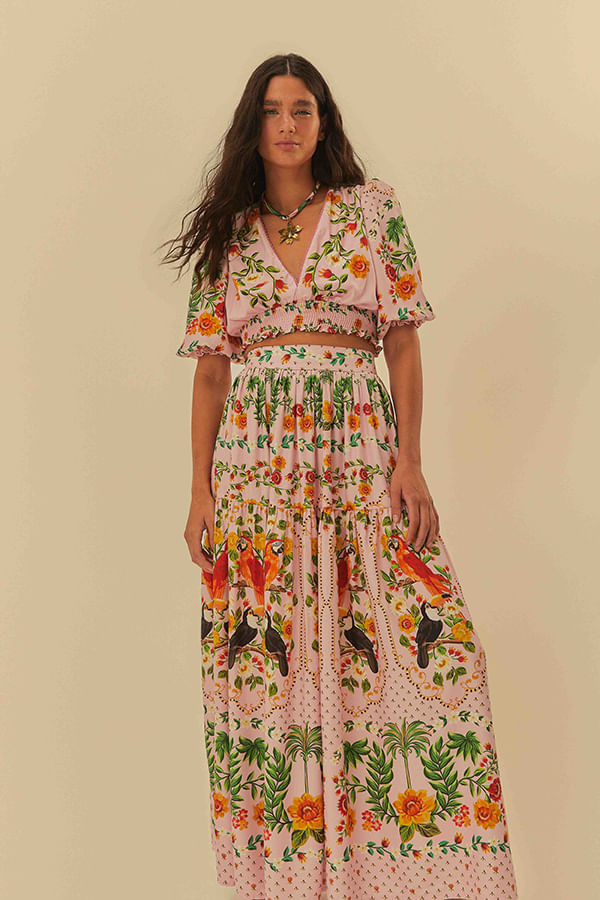 Imagen de una falda midi estampada con diseño acampanado, vista frontal completa.