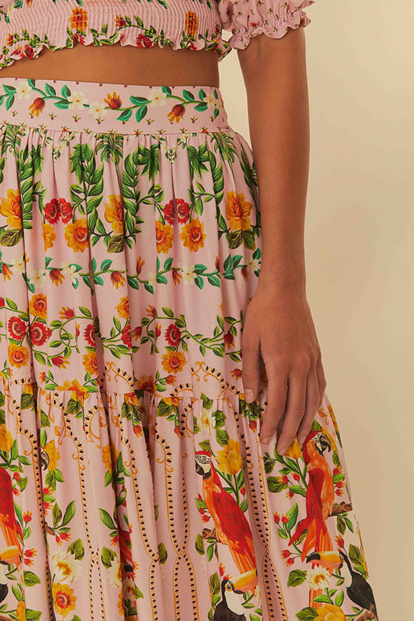 Primer-plano-del-estampado-vibrante-con-elementos-tropicales-en-la-falda.