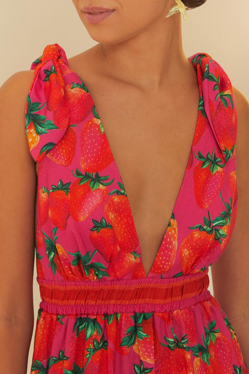 Detalle de la tela estampada con fresas y fondo rosa vibrante.