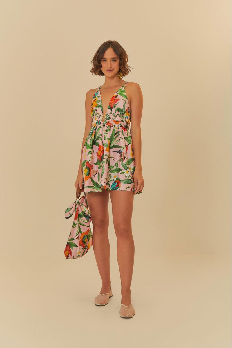 Vestido corto estampado con tirantes finos y escote en V, exhibido sobre un fondo neutro.