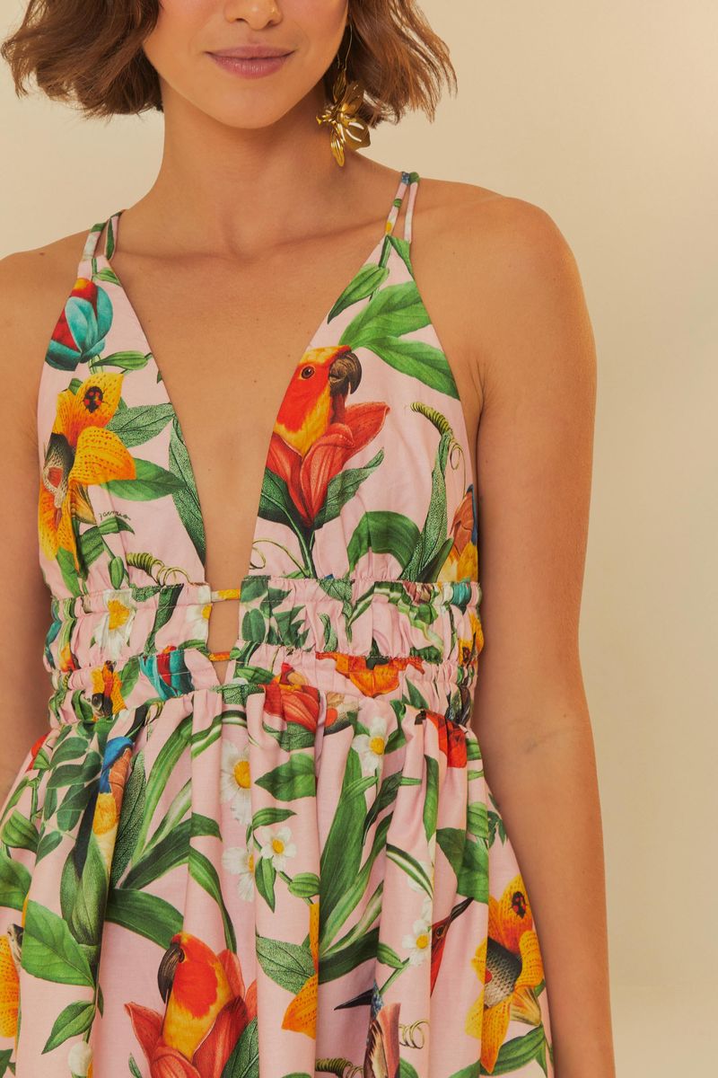 Vista trasera del vestido con tirantes cruzados y estampado tropical.