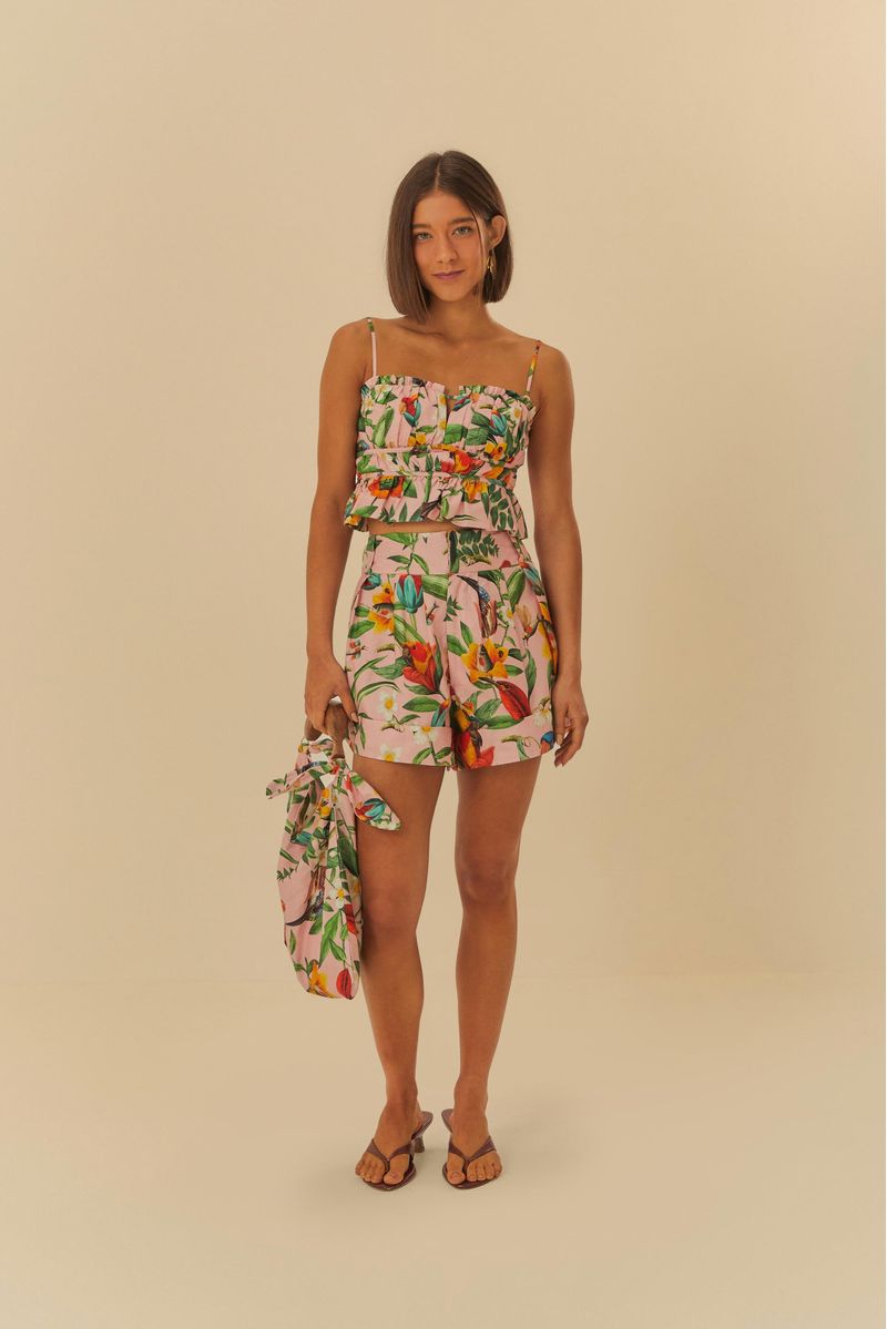 Conjunto de blusa y shorts estampados, vista completa.