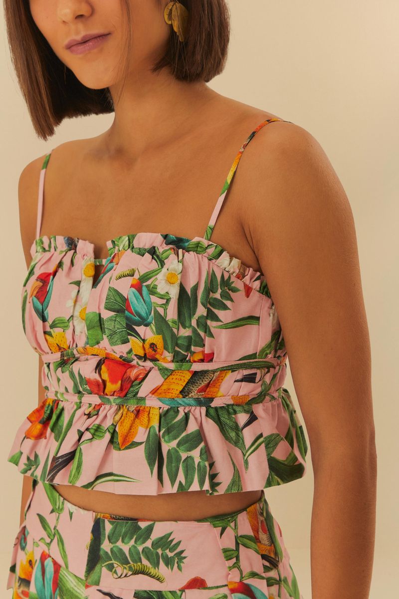 Detalle del estampado tropical de la blusa.