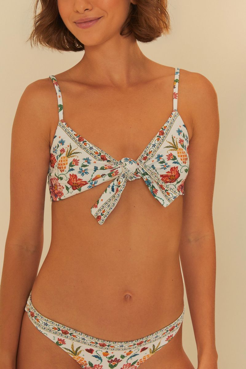 Acercamiento-del-top-del-bikini-con-estampado-floral-y-tiras-ajustables.