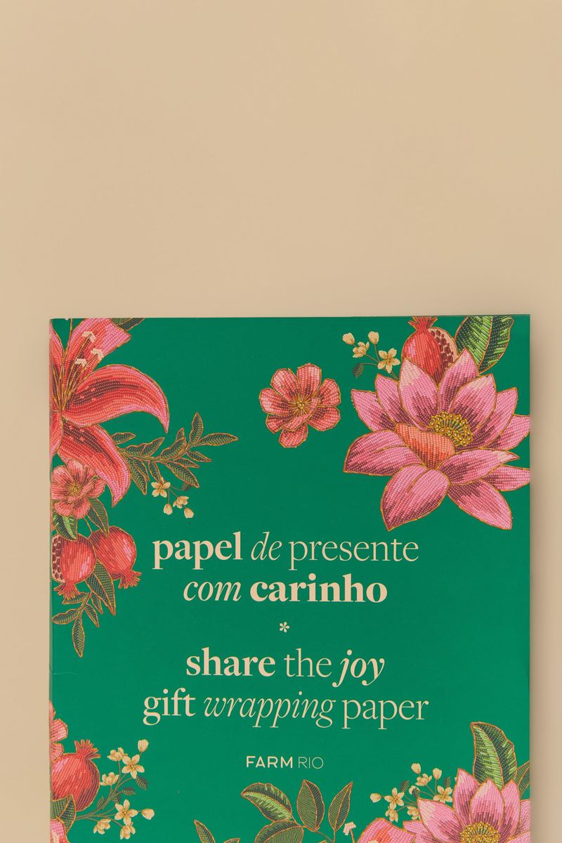 Imagen-detallada-de-papel-de-regalo-con-estampados-florales-en-fondo-verde.