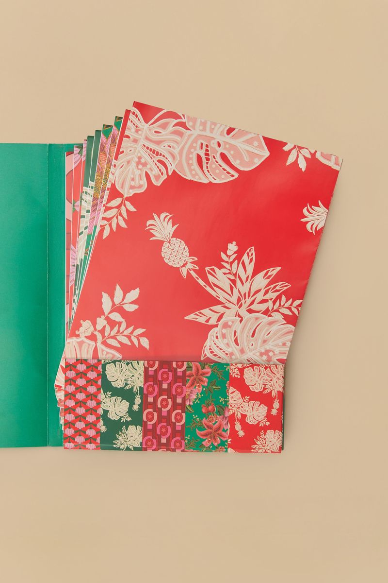 Imagen-mostrando-varias-hojas-de-papel-de-regalo-con-diferentes-estampados-vibrantes.