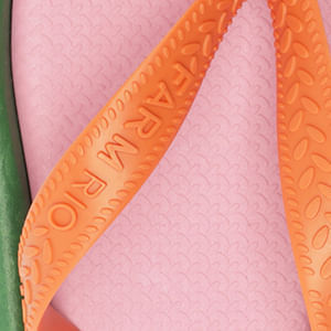 Vista-lateral-de-las-chanclas-con-diseño-casual-y-colores-vibrantes.