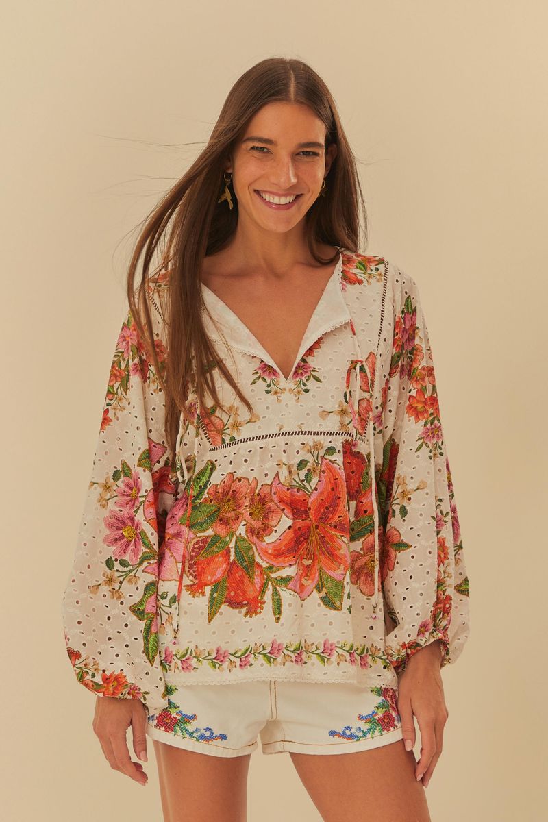 Blusa-floral-con-mangas-abullonadas-y-escote-en-V-vista-frontal.