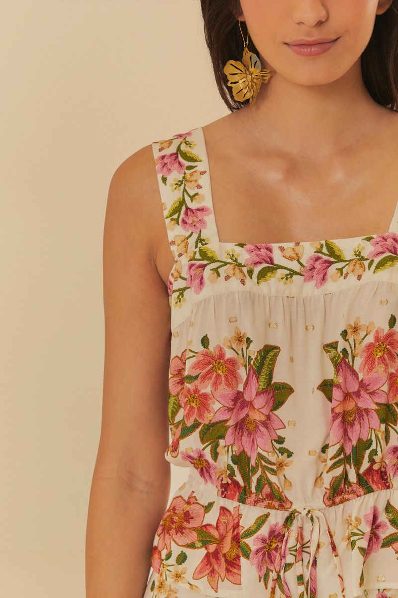 Detalle-del-escote-y-estampado-floral-de-la-blusa.