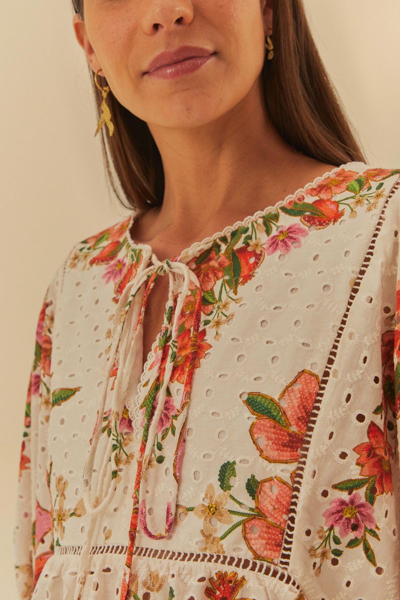 Detalle-del-escote-en-V-y-estampado-floral-de-la-blusa.