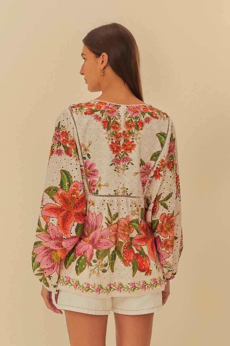 Vista-trasera-de-la-blusa-floral-con-detalles-de-encaje.