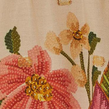 Close-up-del-estampado-floral-vibrante-de-la-blusa.