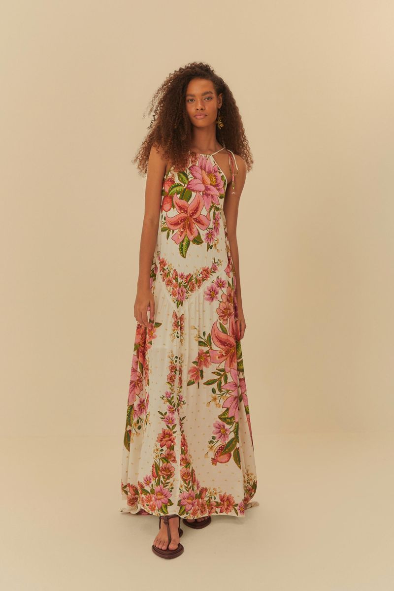Vestido cropped floral con tirantes delgados y escote en V profundo, presentado sobre un fondo neutro.