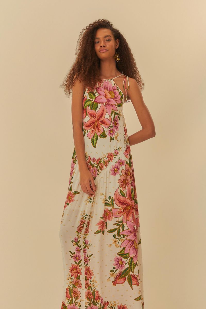 Vista lateral del vestido floral, destacando la caída fluida y el estampado vibrante.