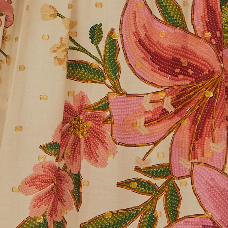Primer-plano-del-estampado-floral-del-vestido-con-flores-grandes-y-vibrantes.