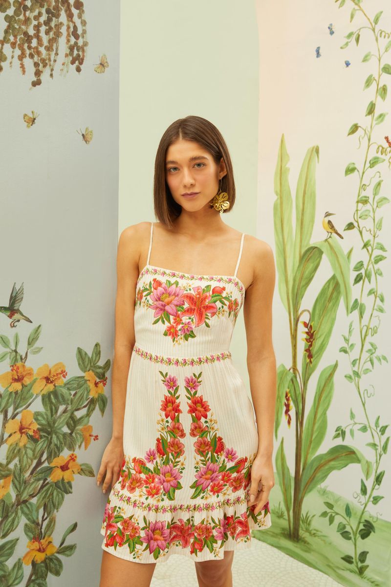 Acercamiento del vestido floral con tirantes delgados y escote cuadrado.