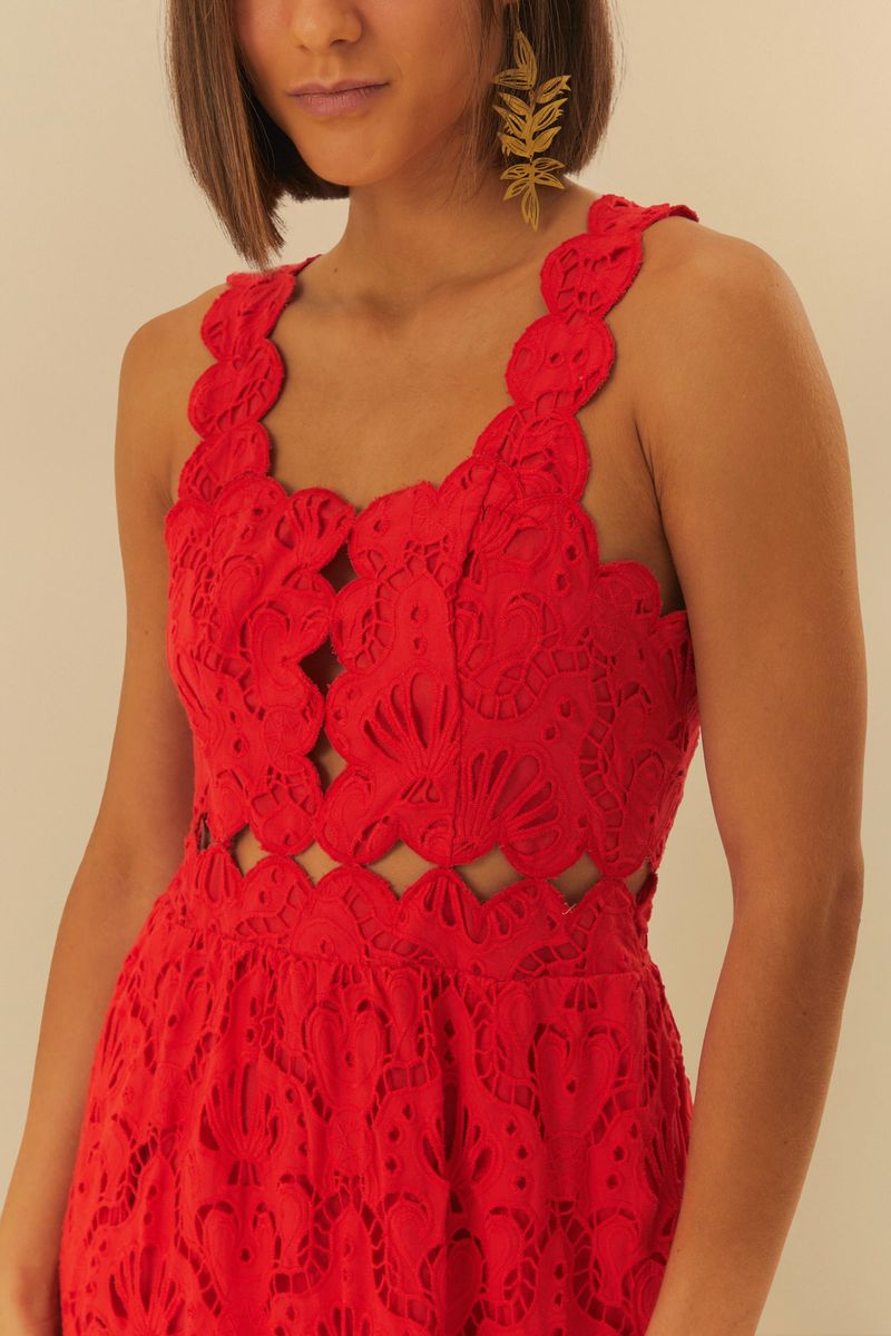 Vestido rojo con detalles de bordado laise, longitud cropped y tirantes anchos, visto desde la parte trasera.