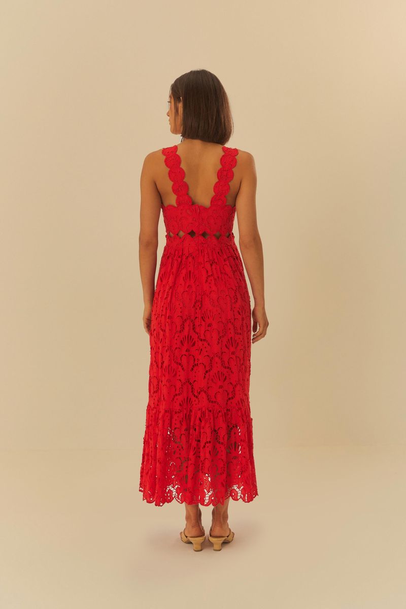 Vista-trasera-del-vestido-rojo-con-detalles-de-laise.