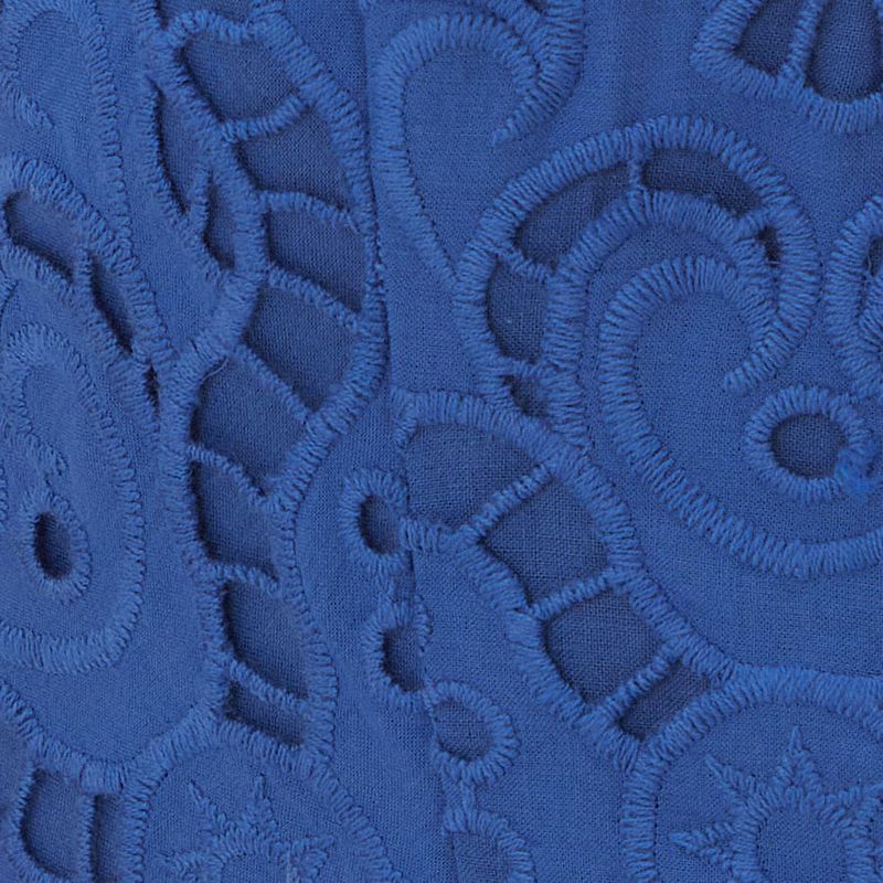 Vista-lateral-del-vestido-azul-con-tirantes-anchos-y-corte-ajustado-en-un-entorno-tropical.
