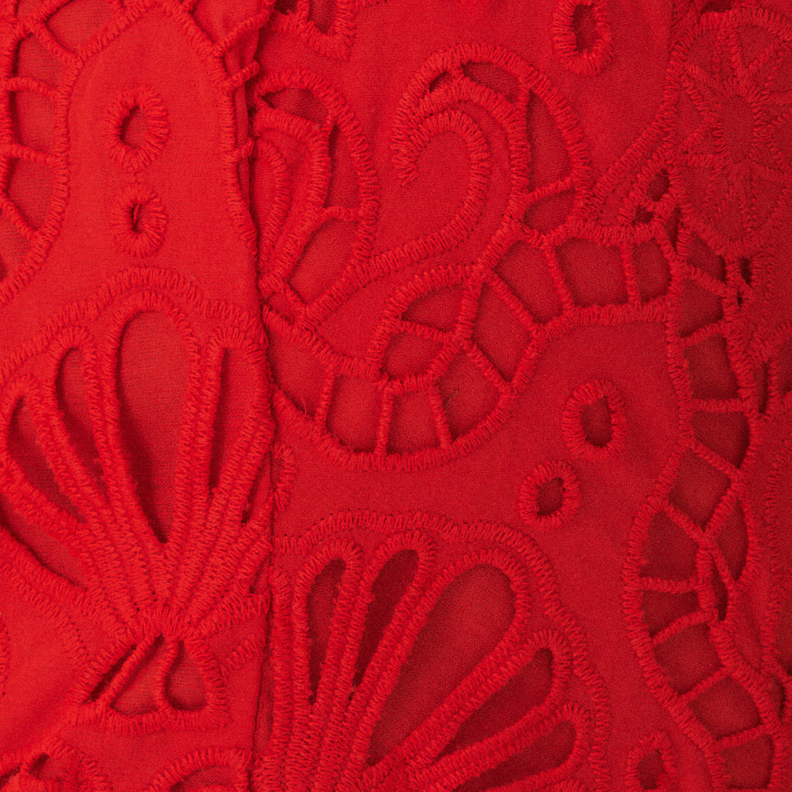 Detalle-de-la-falda-del-vestido-rojo-con-bordado-laise-y-diseño-en-capas.