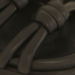 Sandalia-anatomica-negra-con-tres-nudos-vista-lateral.