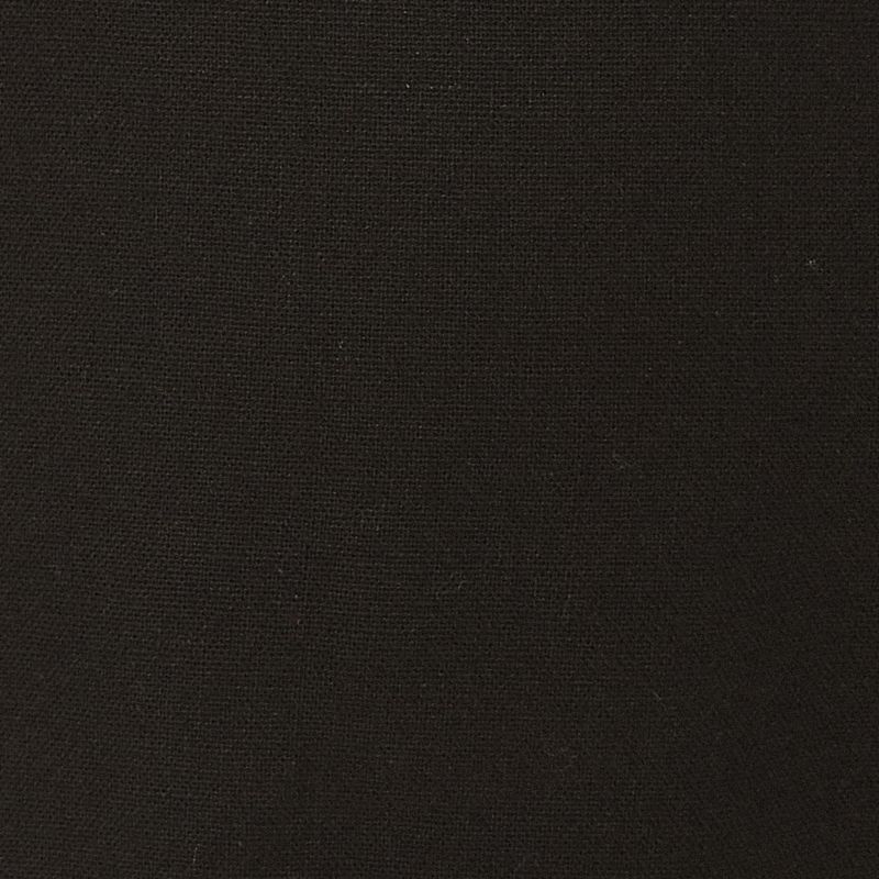 Imagen-de-un-short-negro-solido-con-detalles-de-sastreria-mostrando-la-tela.