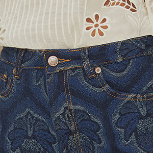 Imagen-de-unos-jeans-jacquard-con-estampado-geometrico-en-azul-oscuro-vista-frontal.