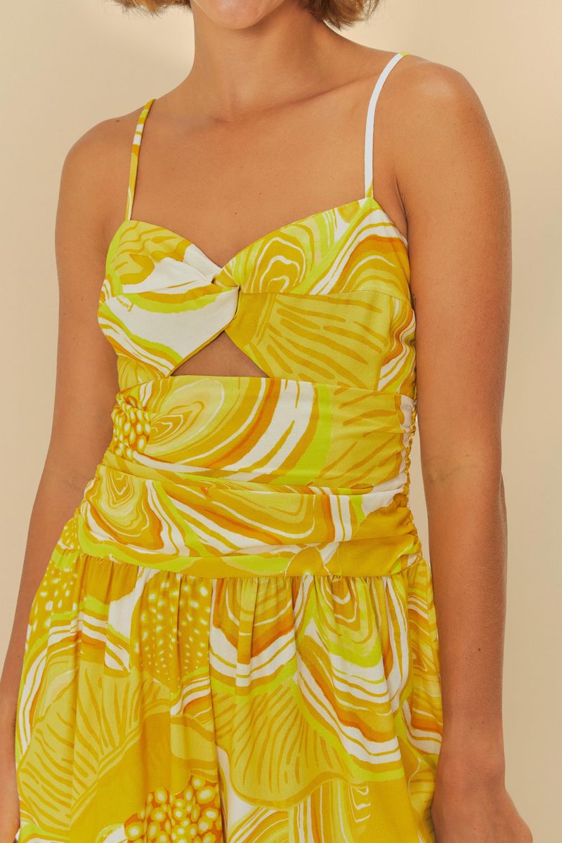 Detalle del corpiño del enterizo floral Del Mar, con recortes y estampado tropical.