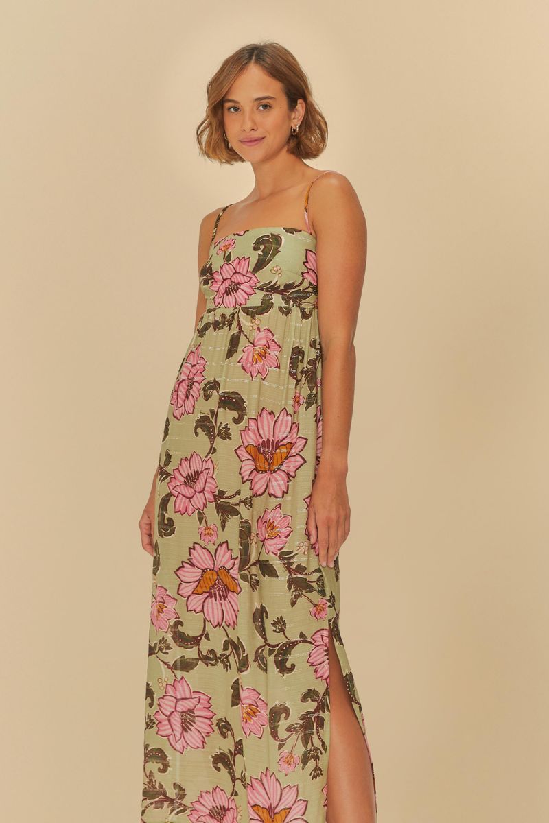 Imagen de un vestido largo con estampado floral en tonos rosados y verdes visto de frente.