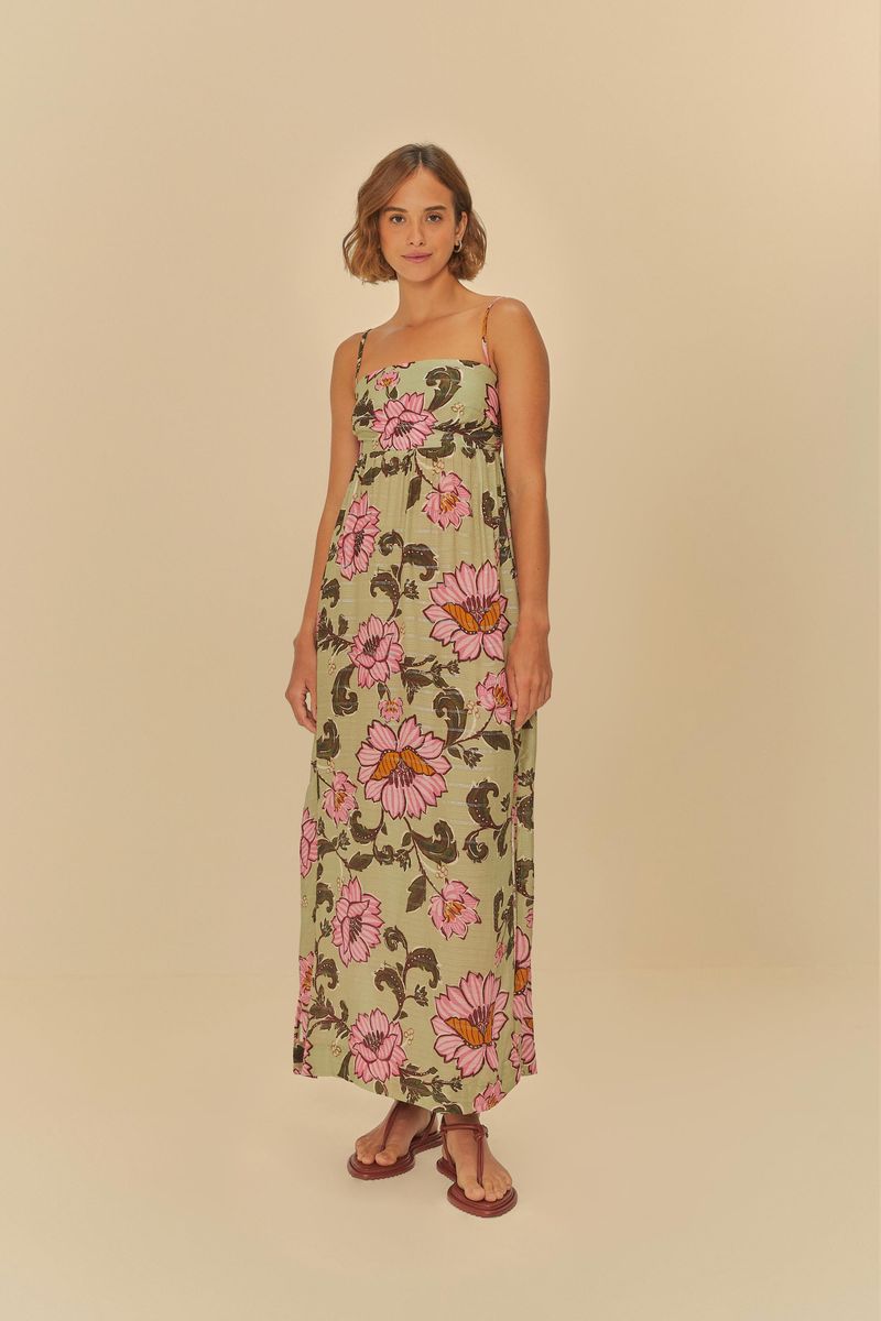 Imagen de un vestido largo con estampado floral en tonos rosados y verdes visto de lado.