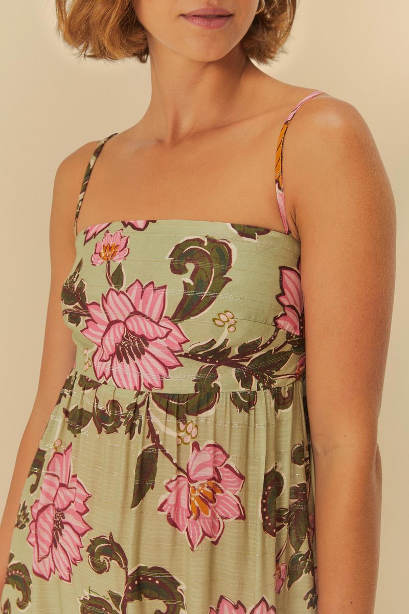 Imagen de un vestido largo con estampado floral en tonos rosados y verdes visto de espaldas.