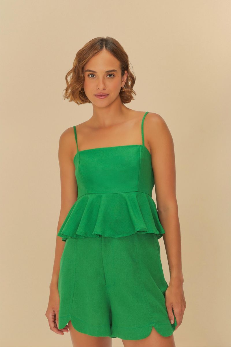 Blusa verde con diseño peplum vista desde el frente.