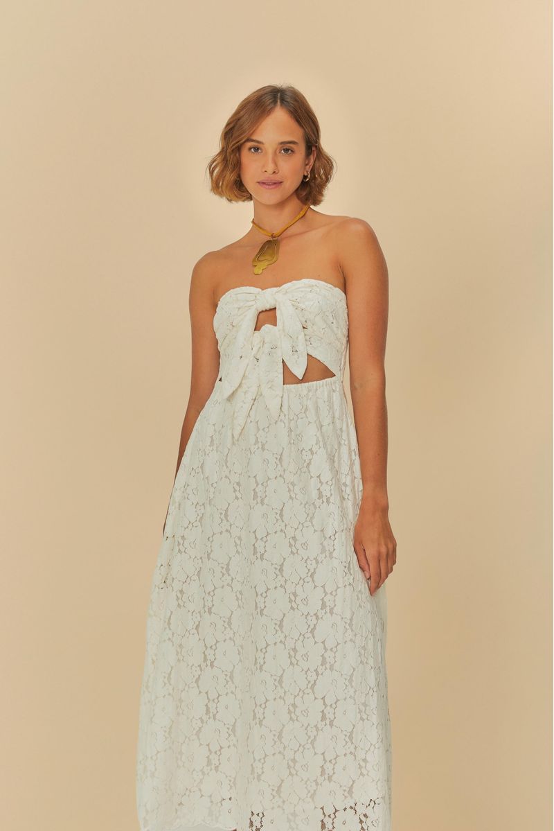 Modelo usando vestido artesanal de encaje floral, vista lateral.