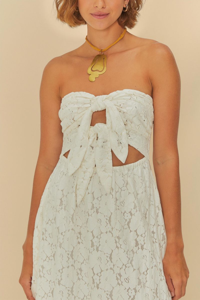 Detalle del escote y tirantes del vestido artesanal de encaje floral.
