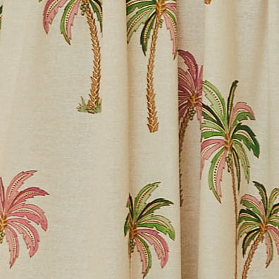 Detalle-de-la-barra-del-vestido-con-estampado-decorativo-y-palmeras.