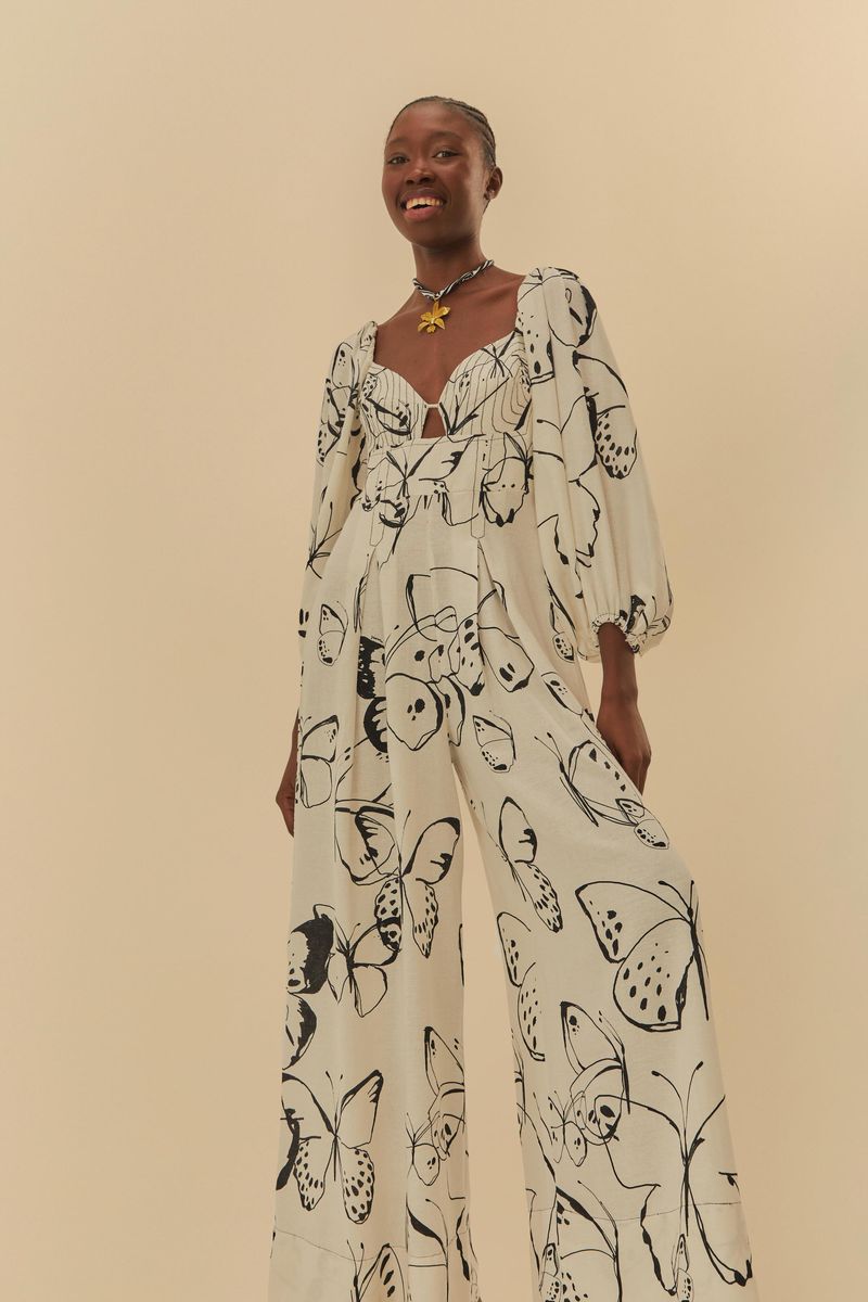 Modelo usando macacão estampado con mariposas, vista frontal.