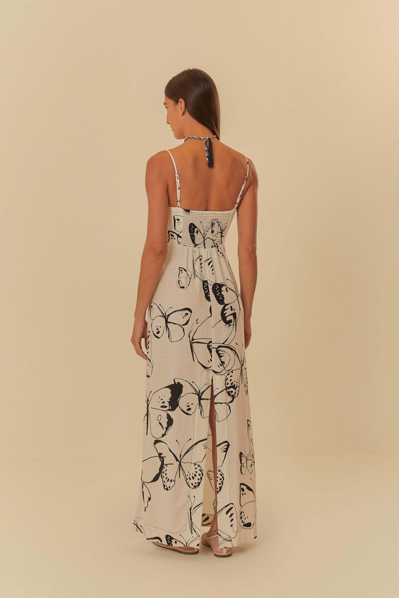 Vista-trasera-del-vestido-largo-con-estampado-de-mariposas-mostrando-la-caida.