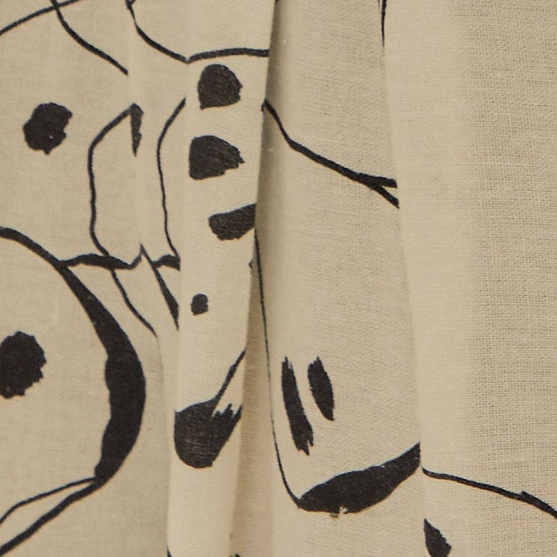 Imagen de un detalle del enterizo estampado con mariposas, mostrando el escote y el estampado.