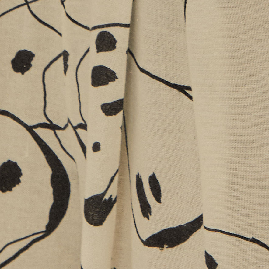 Imagen de un detalle del enterizo estampado con mariposas, mostrando el escote y el estampado.