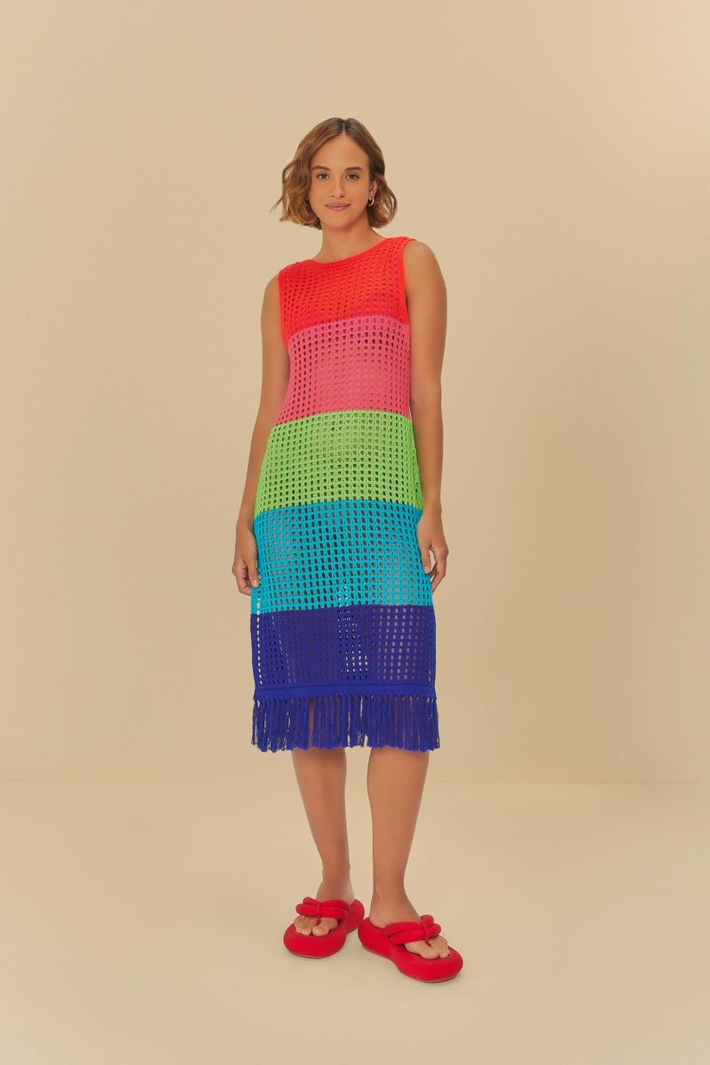 Vestido-de-tejido-de-punto-con-diseño-de-rayas-en-degradado-mostrado-en-una-pose-frontal.