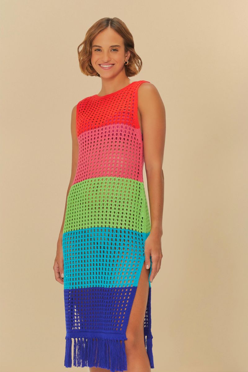 Vestido-de-tejido-de-punto-con-diseño-de-rayas-en-degradado-mostrado-en-una-pose-lateral.