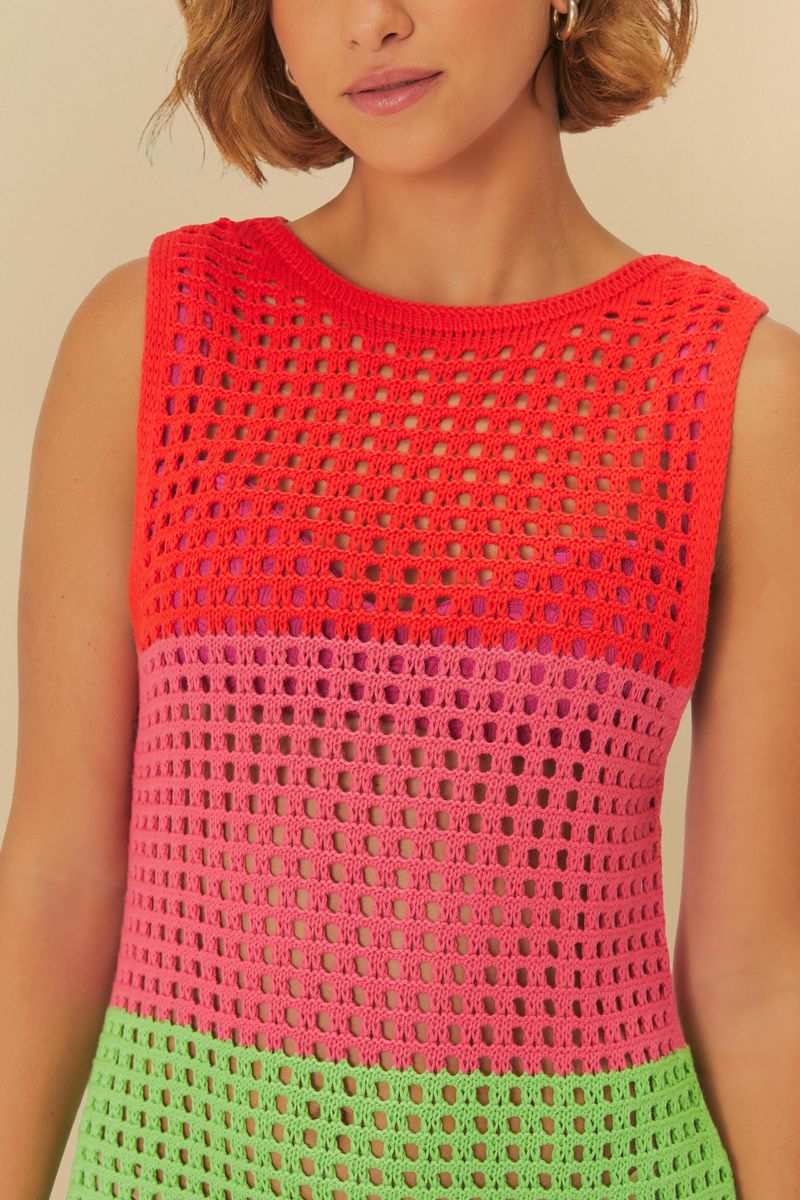 Detalle-del-vestido-de-tejido-de-punto-mostrando-el-diseño-de-rayas-en-degradado-y-la-textura-del-tejido.