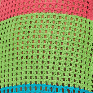 Detalle-del-vestido-de-tejido-de-punto-mostrando-el-diseño-de-rayas-en-degradado-y-la-textura-del-tejido.