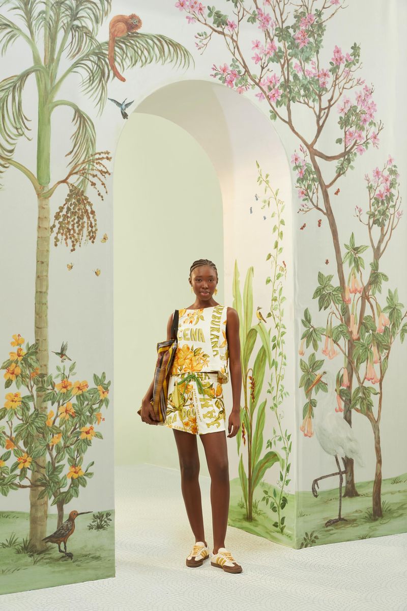 Modelo-vistiendo-blusa-estampada-con-tema-tropical-en-ambiente-decorado-con-plantas.